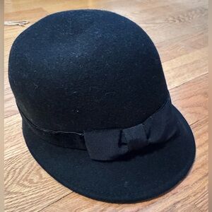 GIOVANNIO Black Wool Cloche Hat with ribbon bow trim